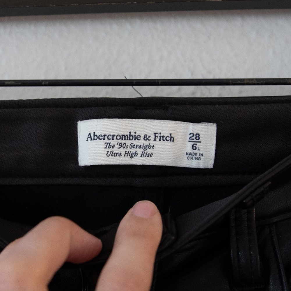 Abercrombie And Fitch 90S Straight Ultra High Rise Vegan Leather Pant Long - Picture 4 of 8